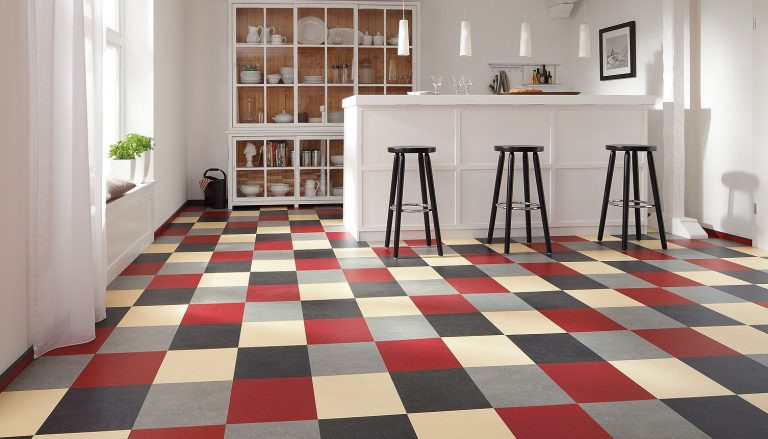 Linoleum-Cleaning-With-A-Steam-Mop