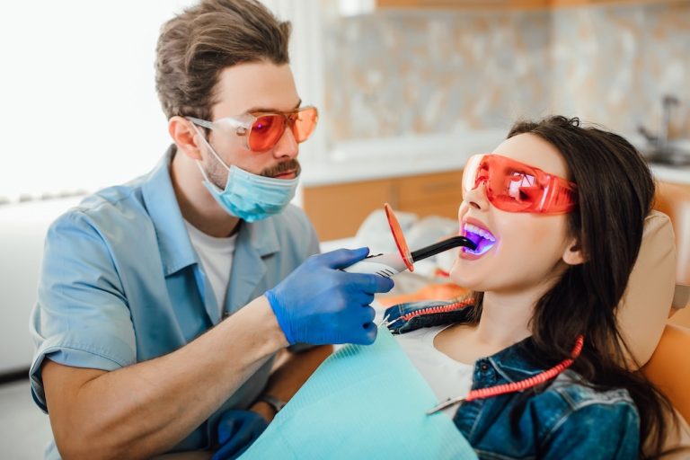 concepto-medicina-odontologia-salud-dentista-lampara-uv-curado-dental-dientes-paciente_496169-942